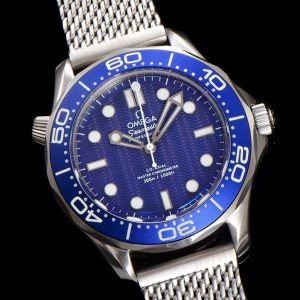 Alternative view of 【ER's New Masterpiece • Artisanal Heritage: OMEGA 007 Seamaster Diver 300M】Exclusive Custom Edition! ▪️The market's only authentic replica featuring gradient-design case back glass, precision-polished mesh bracelet, and crown identical to the original! Meticulous attention to detail!▪️904L stainless steel case delivers polished brilliance, exceptional durability, and resistance to oxidation—maintaining its lustrous appearance even with prolonged wear!▪️Hand-polished crystal sapphire "pot lid" glass offers dazzling scratch resistance—not ordinary coated glass!▪️Exclusive custom 8806 Dual-T movement replicates original functionality with an extended 72-hour power reserve!More stable! ▪️ Exquisite blue dial paired with skeletonized rhodium-plated hour and minute hands, creating a striking contrast with the white lacquered aluminum "lollipop" minute hand! Bezel and dial colors perfectly matched, featuring top-tier ice-blue luminescence! Limited release by ER Premium, the same model worn by James Bond. Welcome to appreciate! Order now and receive a genuine canvas strap as a gift!